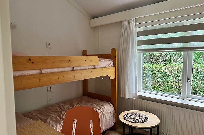 Comfortabele kamer met houten meubels en sfeervolle verlichting.