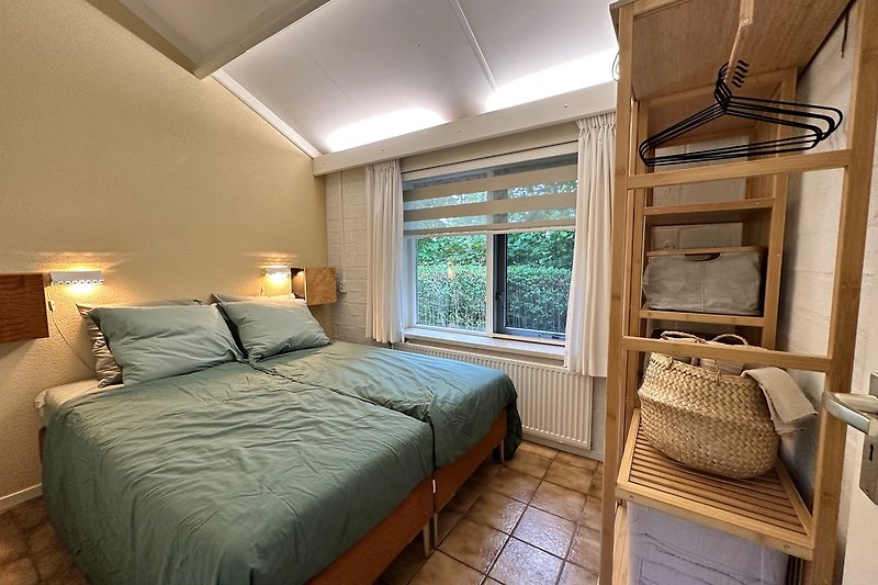 Een comfortabele slaapkamer met houten meubels en sfeervolle verlichting.