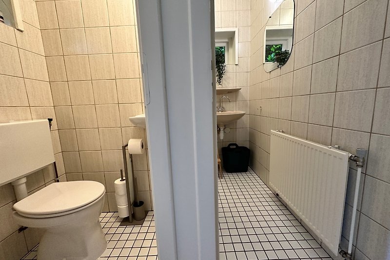 Apart toilet naast verwarmde badkamer