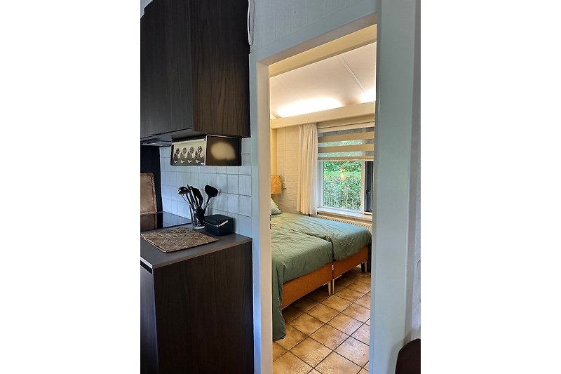 Comfortabele slaapkamer met houten meubels en sfeervolle verlichting.