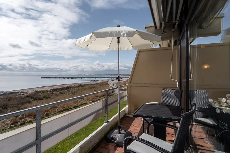 sonniger Balkon und ...