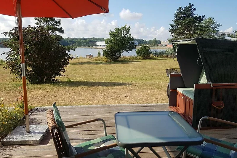 sonnige Terrasse mit dem Blick ...