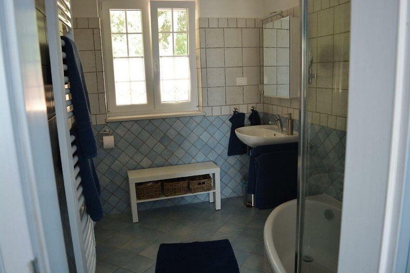 Ein stilvolles Badezimmer - mit WC - Bidet - großem Wassbecken und Badewanne