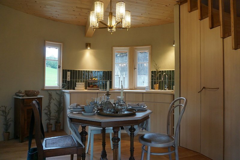 Gemütliches Esszimmer mit elegantem Holzmobiliar und stilvoller Beleuchtung.
