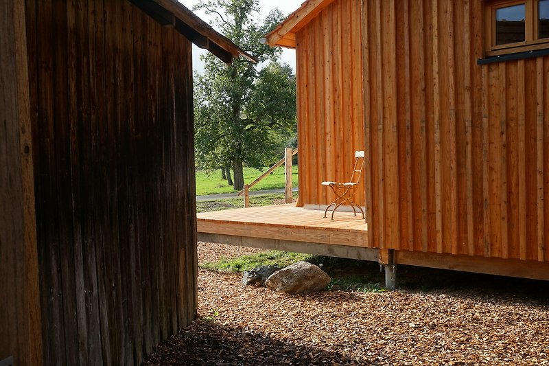 Ein charmantes Holzhäuschen mit Terrasse im Grünen