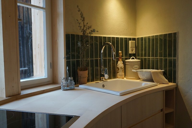 Gemütliches Badezimmer mit Holzakzenten und stilvoller Einrichtung.
