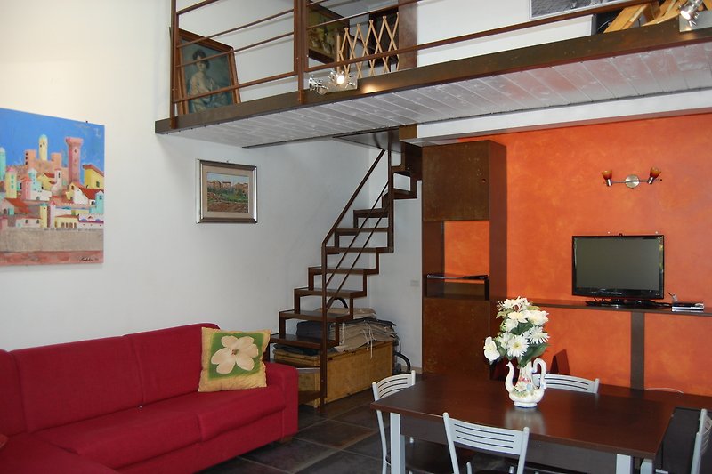 Einladendes Wohnzimmer mit stilvollen Möbeln und Pflanzen. Perfekt zum Entspannen und Wohlfühlen.