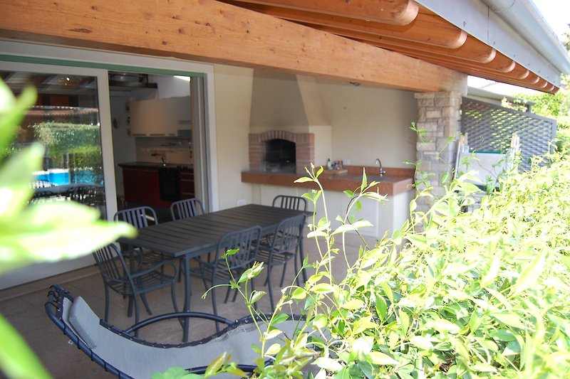 Einladende Terrasse mit Gartenmöbeln und Pflanzen. Perfekt zum Entspannen im Freien.