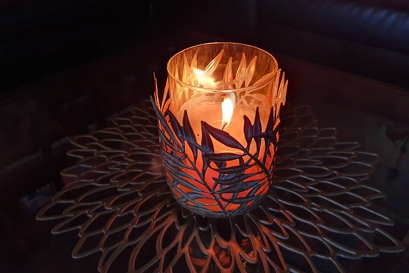 Romantische Atmosphäre mit flackerndem Kerzenlicht