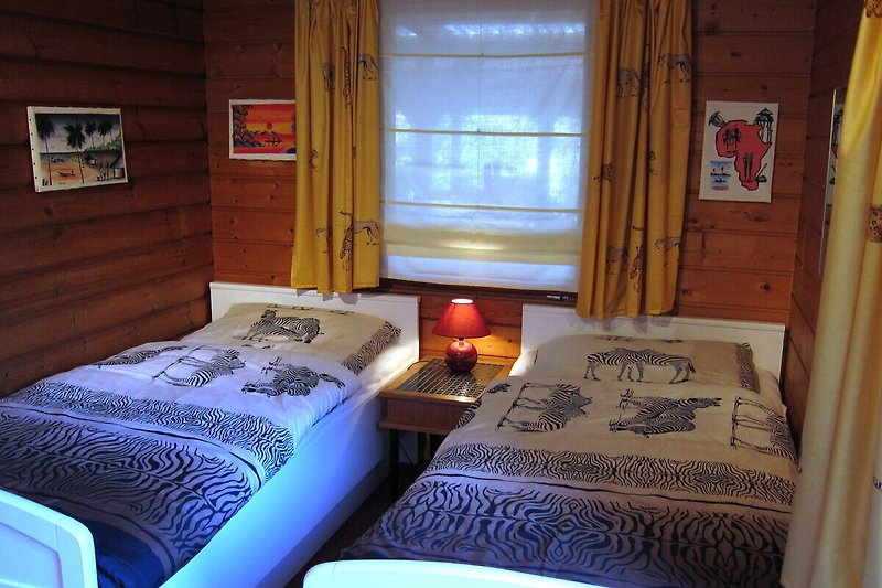 Schlafzimmer mit Holzbetten und guten Matratzen