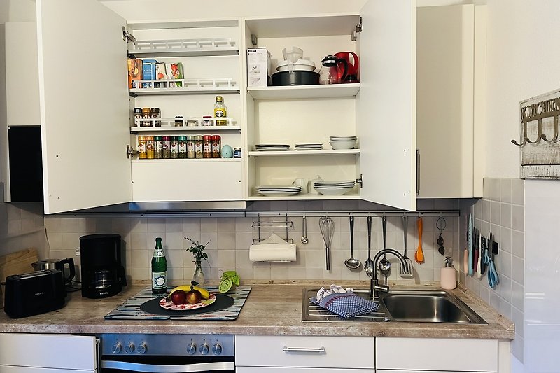 Gemütliche Küche mit stilvoller Einrichtung und hochwertigen Geräten.