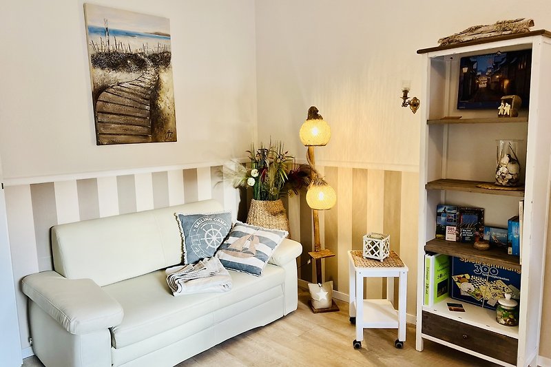 Gemütliches Wohnzimmer mit bequemer Couch, Holzmöbeln und stilvoller Dekoration.