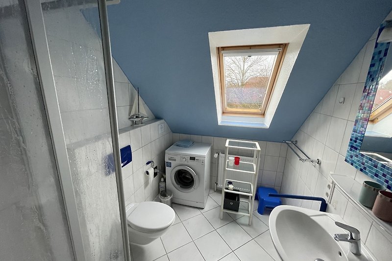 Schönes Badezimmer mit Duschkabine und Waschmaschine, zweites separates WC im Erdgeschoss