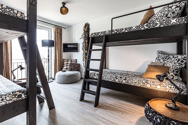 Stilvolles Schlafzimmer mit bequemem Bett und elegantem Holzmöbel.
