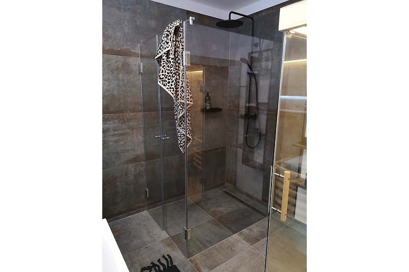 Stilvolles Badezimmer mit moderner Dusche und elegantem Design.