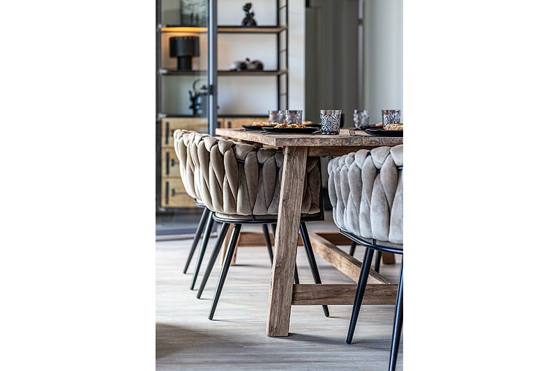 Stilvolles Esszimmer mit Holzmöbeln und elegantem Geschirr.