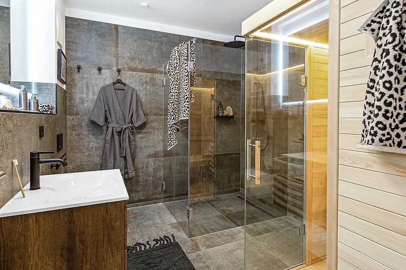 Stilvolles Badezimmer mit eleganter Beleuchtung und moderner Dusche.