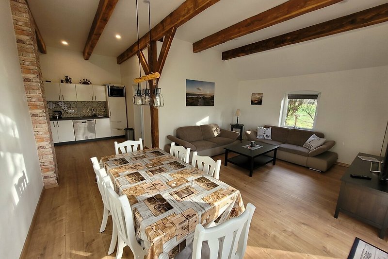 Gemütliches Wohnzimmer mit stilvoller Einrichtung und elegantem Holzboden.
