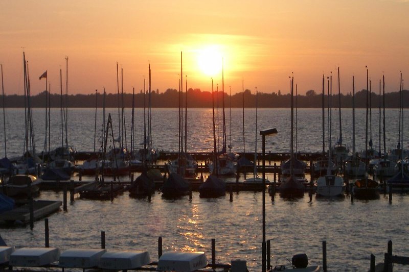 Traumhafte Sonnenuntergänge erlebt man vom Segelklub auf der Ostseite des Sees aus (nahe Jagdhaus Eiden)