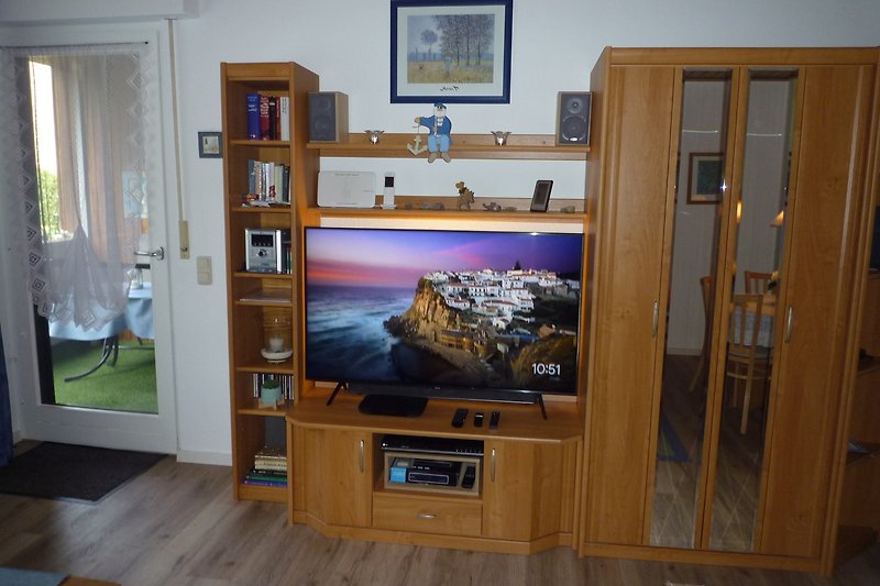 Der 55-Zoll-UHD-Fernseher und die angebundene  Soundbar vermiiteln Kino-Atmosphäre