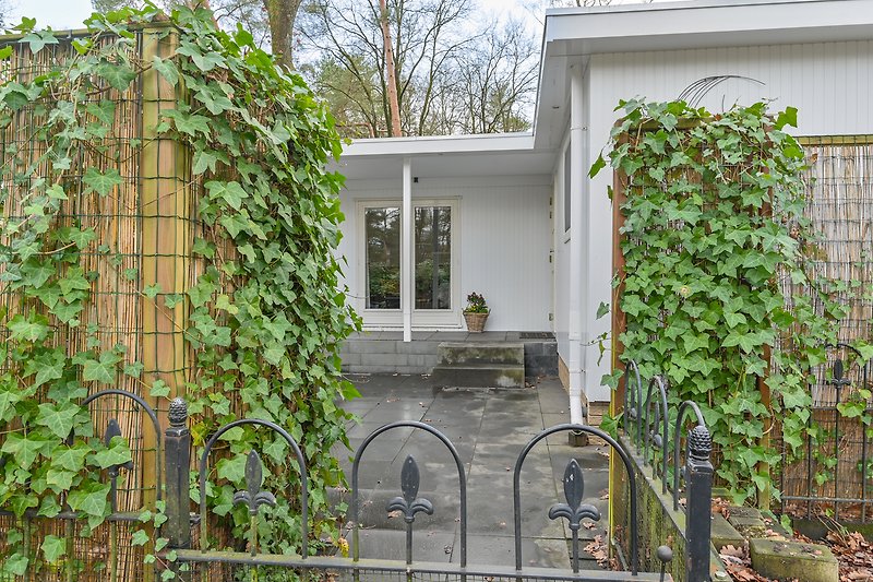 Charmantes Backsteinhaus mit Garten und großen Fenstern.