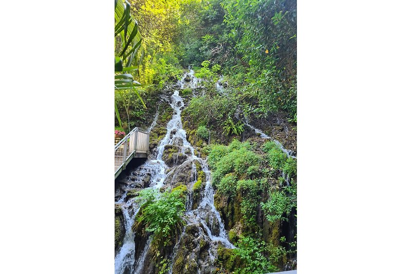 Der Park vom Wasserfall in Varone lädt Jung und Alt ein
