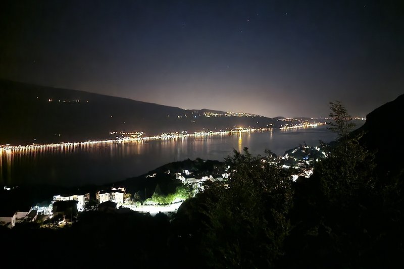 Schöne Aussicht auf den See und die Berge bei Nacht.