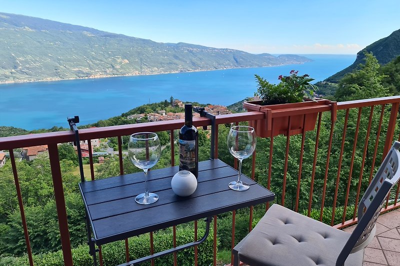Ferienhaus mit Blick auf den Gardasee und die Ausläufer des Monte Baldo Massivs