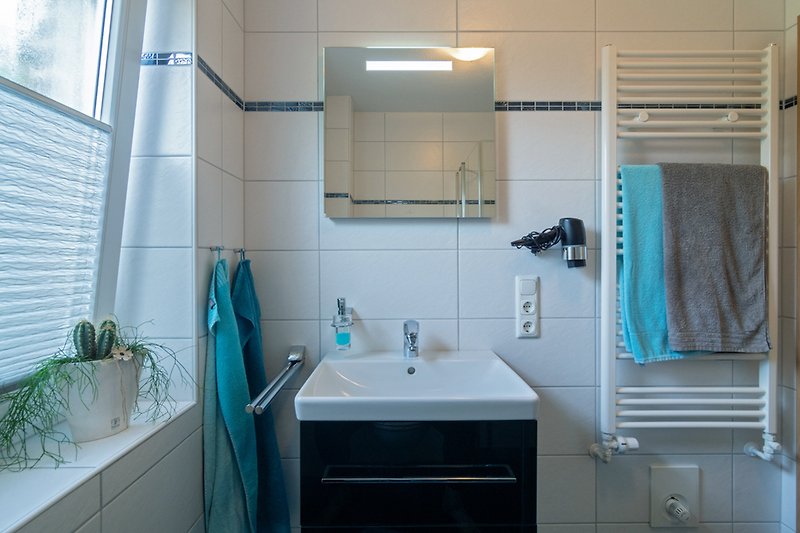 Modernes Badezimmer mit Tageslicht