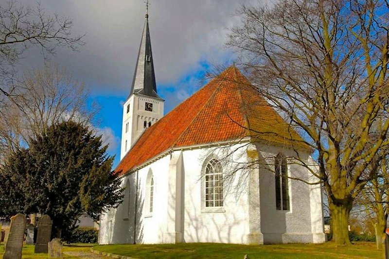 Prachtig middeleeuws gebouw met kerk en historische architectuur.