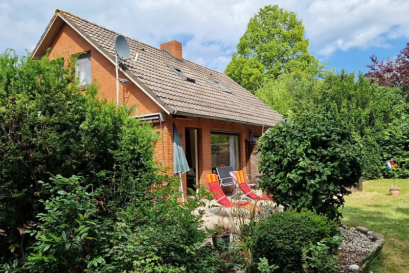 Schönes Haus mit Terrasse, Garten und blauem Himmel an der Ostsee
