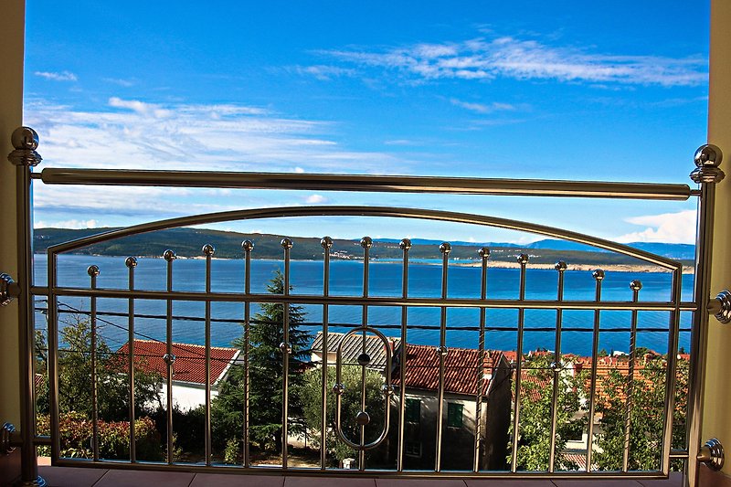 Blick vom Balkon des Apartments Milka 4 auf das Meer und die Insel Krk.