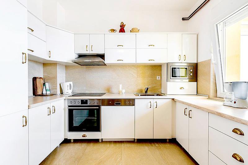 Moderne Küche mit gefliestem Boden, ausgestattet mit allem was man als Selbstversorger braucht.