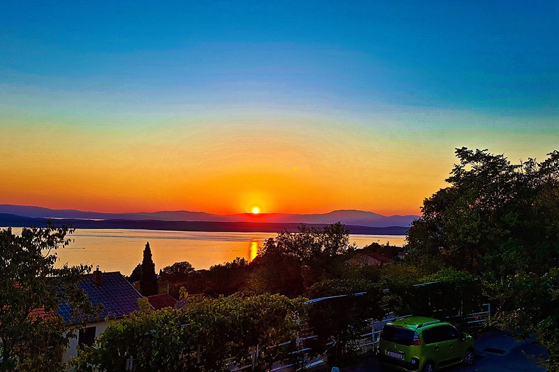 Romantischer Sonnenuntergang hinter der Insel Krk