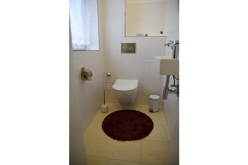 Gäste-WC mit Marmor-Fliesen, Villeroy&Boch-Ausstattung