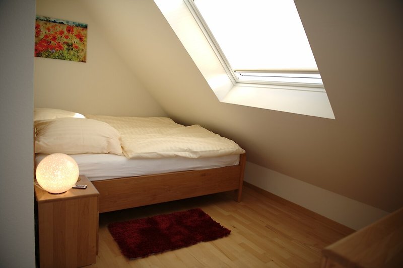 2. OG Gemütliches Schlafzimmer mit stilvoller Beleuchtung und Holzmöbeln, Bett 180 x 200