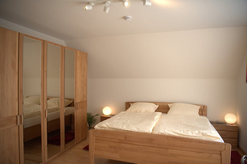 Schlafzimmer 1. OG - Kingsize Bett 200x200 hochwertige Hotelbettwäsche