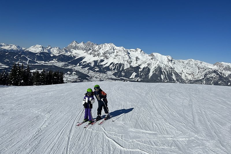 Beeindruckende Berglandschaft mit schneebedeckten Gipfeln und Wintersportausrüstung. Perfekt für Skifahrer und Abenteuerliebhaber.