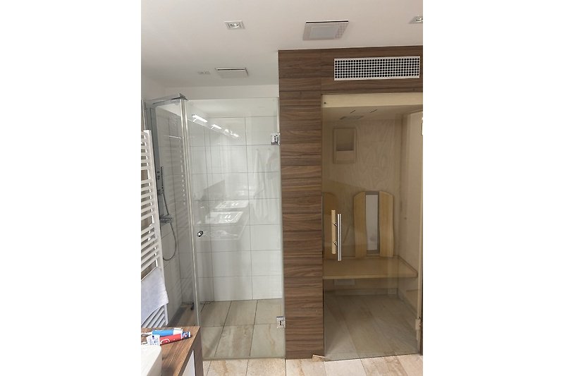 Badezimmer mit Dusche & Infrarot Sauna