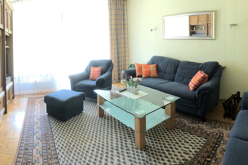 Gemütliches Wohnzimmer mit bequemer Couch und stilvollem Mobiliar.
