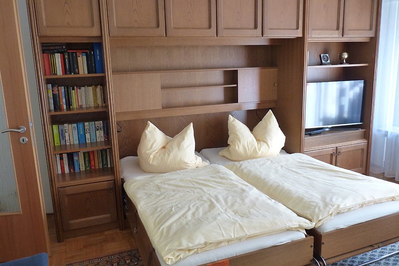 Gemütliches Schlafzimmer mit stilvollem Holzmobiliar und gemütlichem Bett.