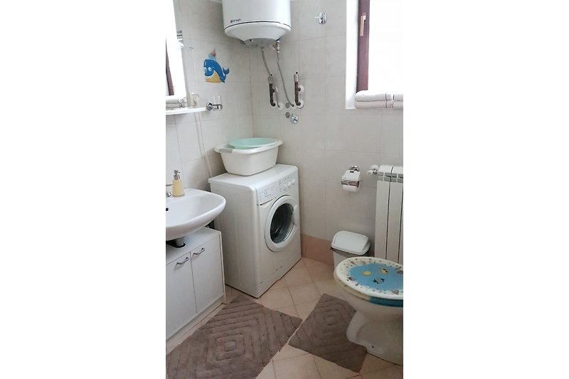 2. kupaonica s wc-om, umivaonikom, tusem i perilicom za rublje.