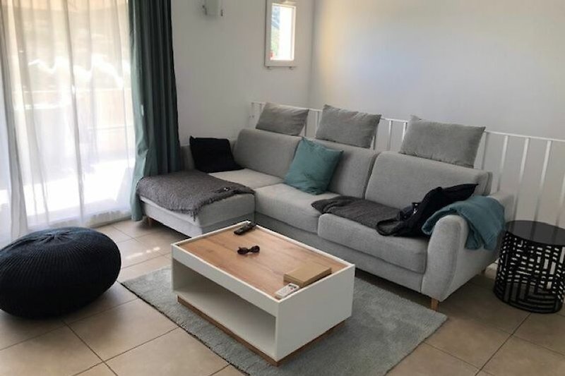 Stilvoller Einrichtung im Wohnzimmer mit bequemer Couch