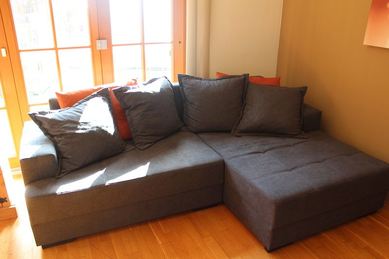 Gemütliches Wohnzimmer mit ausziehbaren Sofa