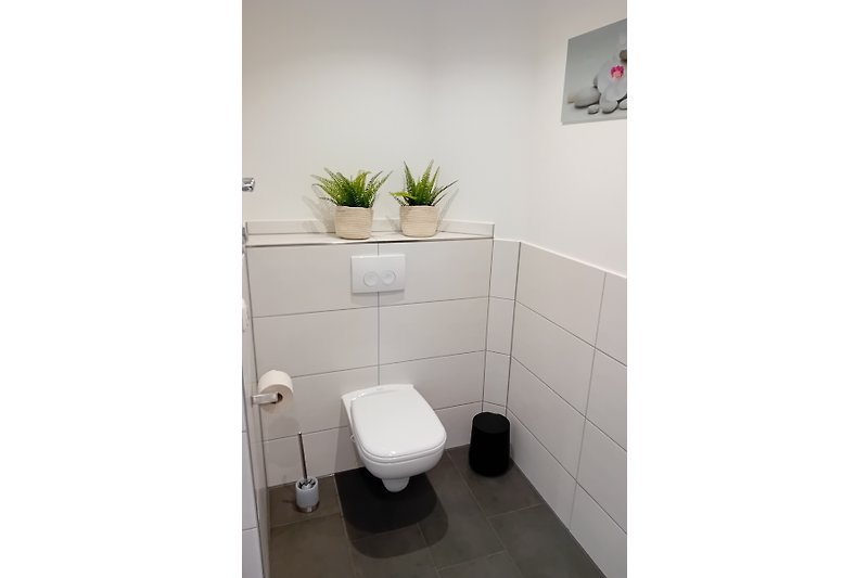 Schönes Badezimmer mit stilvoller Einrichtung