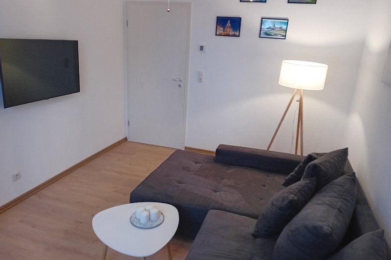 TV im Wohnzimmer mit stilvollem Interieur
