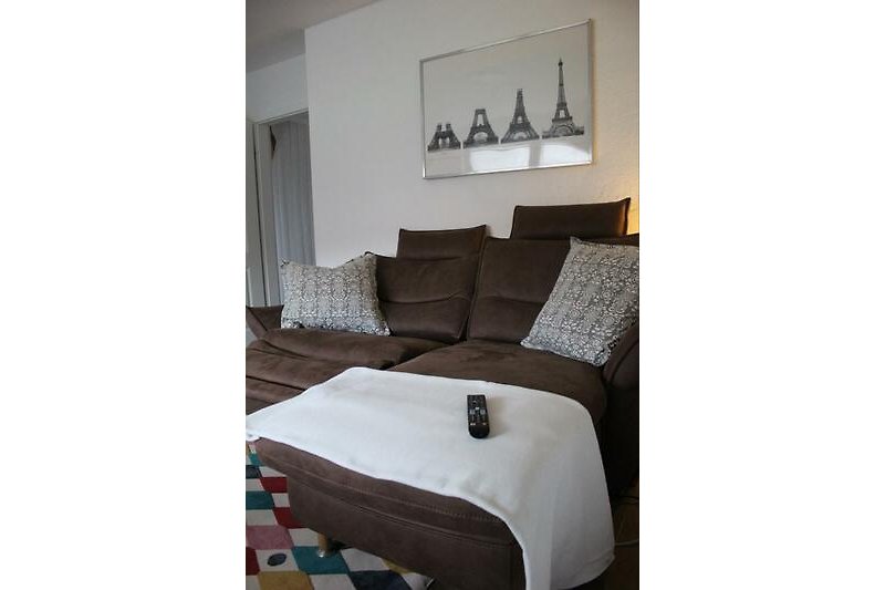 Elektrische Couch mit Relaxfunktion im Wohnzimmer
