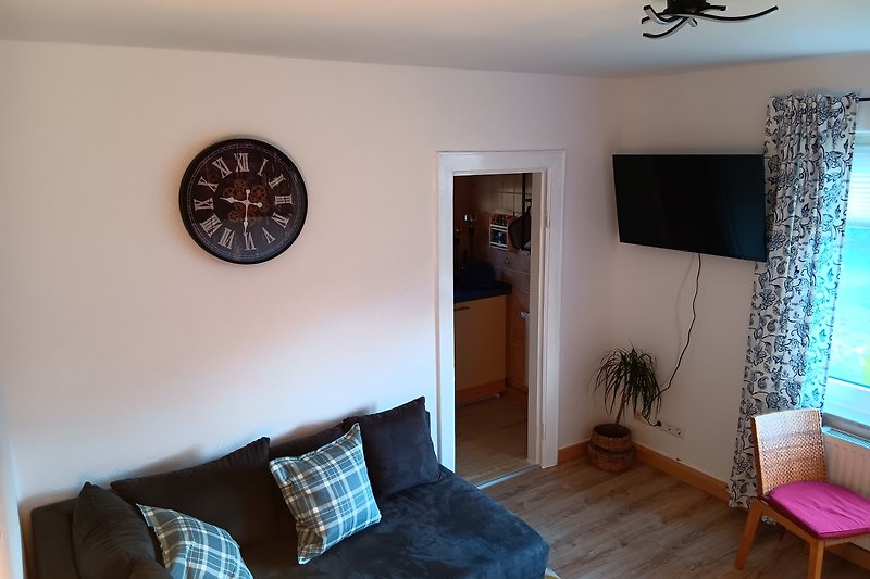 Wohnzimmer mit 43 Zoll Smart-TV