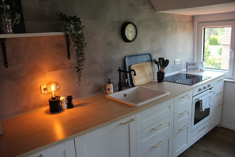 Moderne Küche mit Holzboden, schöner Aussicht und stilvoller Einrichtung.
