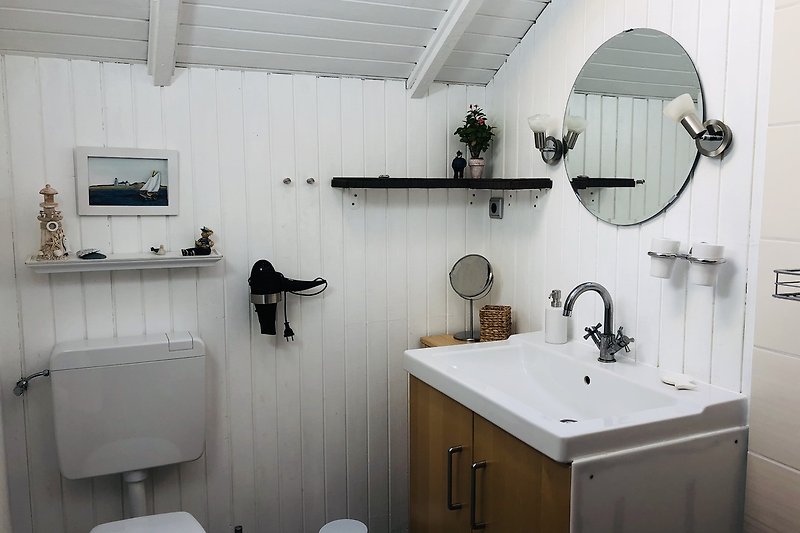 Ein stilvolles Badezimmer mit elegantem Waschbecken und modernem Design.